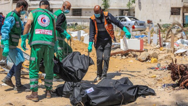 Autoridades palestinas hallan una tercera fosa común en el hospital Al Shifa de Gaza