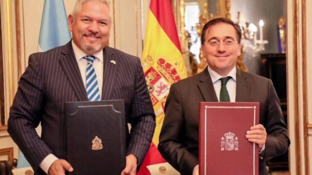 Honduras y España firman convenio para homologar permisos de conducir