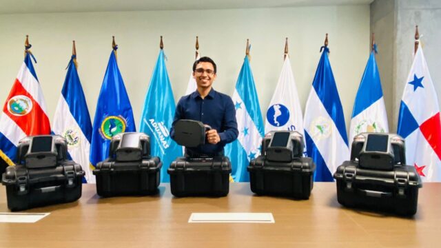 Aduanas adquiere cinco escáneres portátiles de rayos X para combatir el contrabando
