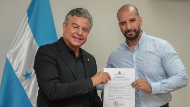 El gobierno juramenta a miembros que intervendrán el IP tras denuncia de la presidenta