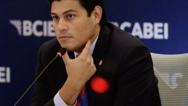 Secretario de Finanzas presenta pruebas a fiscalía por presunta corrupción en fideicomisos