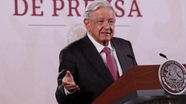 El presidente AMLO confirma sus planes de 20 reformas a la Constitución mexicana