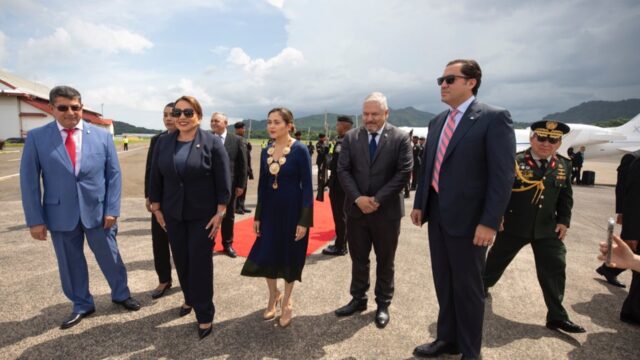 Presidenta Xiomara Castro llega a Panamá para asistir a la investidura de Mulino