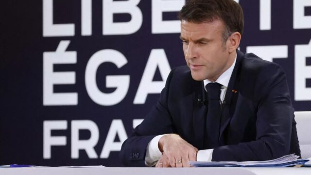 «Con su autoridad por los suelos, la posición de Emmanuel Macron es insostenible»