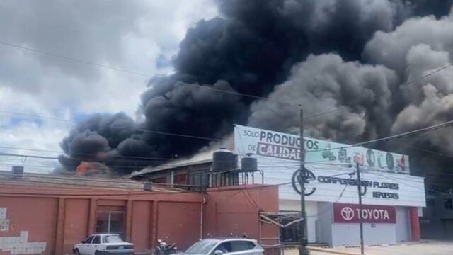 Incendio de grandes proporciones consume bodega en la capital