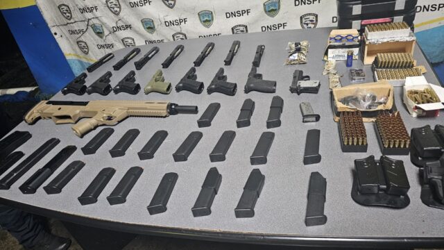 Decomisan armas de grueso calibre y municiones en la aduana de Puerto Cortés