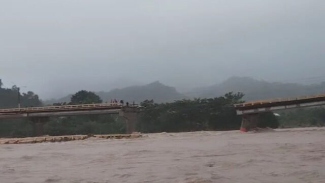 Tras el desbordamiento del río Cangrejal, colapsa el puente Saopín en La Ceiba