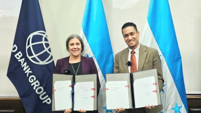Finanzas firma convenio con Banco Mundial para la construcción del corredor vial