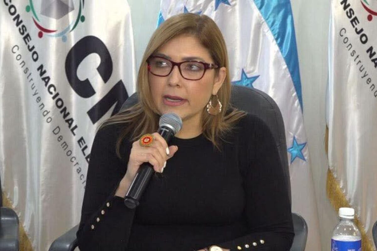 Ana Paola Hall pone «a disposición» su cargo, aunque no ha presentado renuncia al CNE