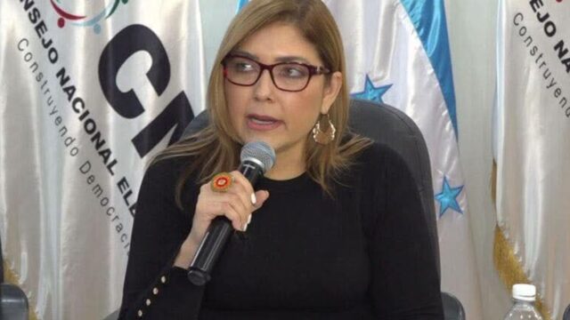 Ana Paola Hall pone «a disposición» su cargo, aunque no ha presentado renuncia al CNE