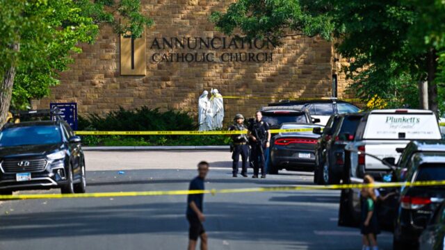 Dos niños muertos y 17 personas heridas deja tiroteo en instituto católico de Mineápolis