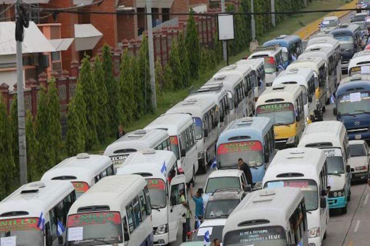Transportistas paralizan unidades y denuncian al IHTT por “promover la ilegalidad”
