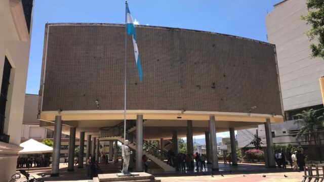 Oposición sesiona en los bajos del Congreso y «amplía el periodo legislativo» hasta enero de 2026