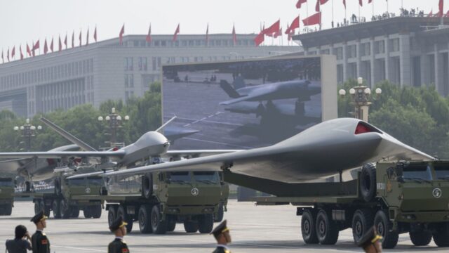 El arma secreta de Pekín: el megadesfile militar desvela drones furtivos de última generación