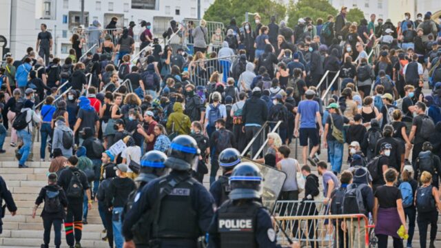 «¡Macron, renuncia!»: El llamado que resuena en las protestas antigubernamentales en Francia