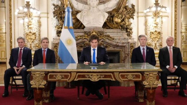 El aumento del dólar y del riesgo país llevan al Gobierno de Milei a su «momento más delicado»