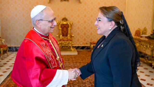 Presidenta Castro se reúne con papa León; dialogó con el pontífice por más de una hora