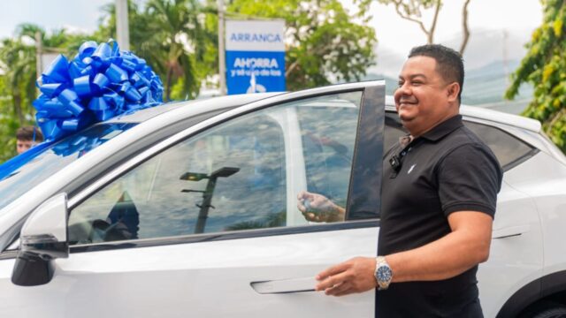 Ficohsa entrega el primer vehículo de la promoción “Deposita, Suma y Arranca”