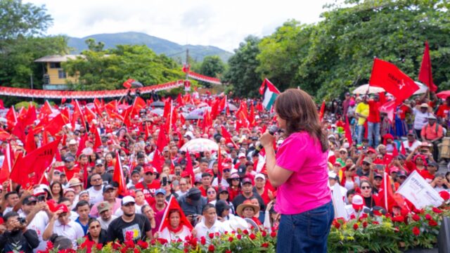 Rixi Moncada afirma en Colón que “os enemigos del pueblo” son los partidos Liberal y Nacional