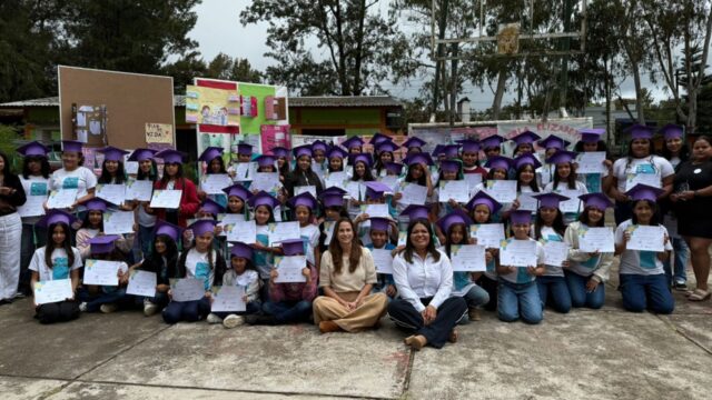 Más de 50 niñas se gradúan como líderes de cambio a traves del programa ‘Círculo de Amigas’ impulsado por Voces Vitales Honduras y Fundación Nasser