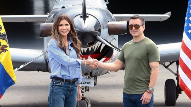Secretaria cazamigrantes de Trump inspecciona instalaciones militares en Ecuador para posible base