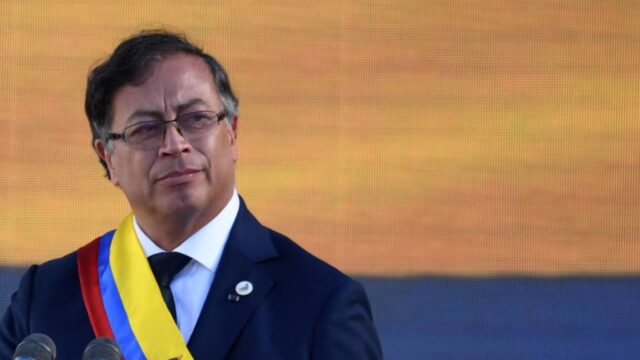 Petro critica suspensión del decreto gubernamental para subir el salario mínimo