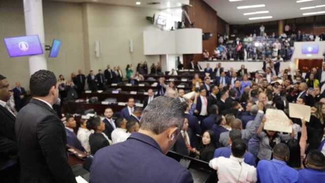 En sesión conflictiva, Congreso suspende al fiscal general al abrir juicio político en su contra