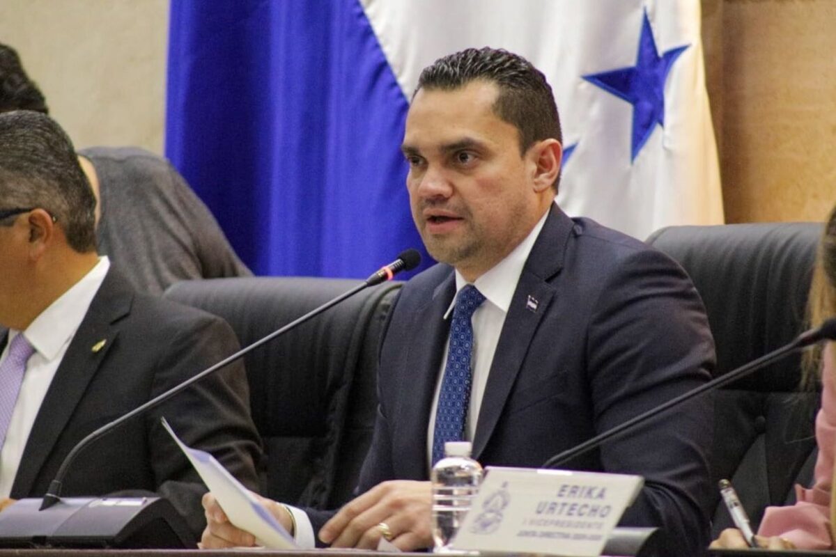 Presidente del Congreso denuncia que empleados  de Libre boicotean gestión del Gobierno