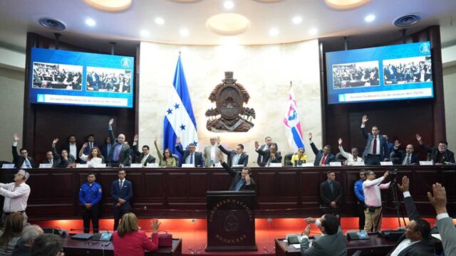 Congreso acepta renuncia de Ráquel y nombra a Wagner Vallecillo como presidente interino de CSJ