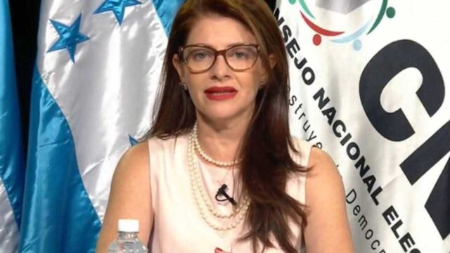 CN acepta renuncia de consejera del CNE  mientras abría juicio político en su contra