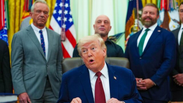 Trump afirma que detuvieron un buque iraní con un posible «regalo de China»