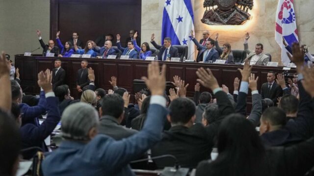 Congreso inicia juicio político a cuatro funcionarios electorales y los suspende del cargo