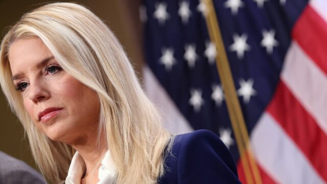 El presidente Donald Trump destituye a la fiscal general de EE.UU. Pamela Bondi