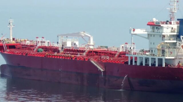 Petrolero chino desafía a Donald Trump y cruza Ormuz a pesar de su bloqueo