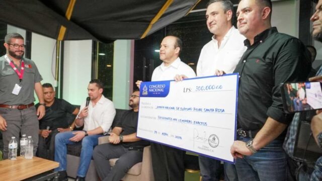 Presidente del Congreso Nacional entrega ayuda económica  a emprendedores en visita a ExpoCopán