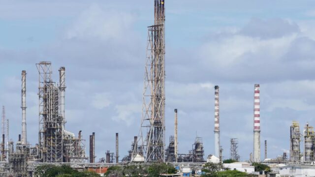 Se registra nueva caída en los precios del petróleo ante indicios de un acuerdo entre Irán y EEUU