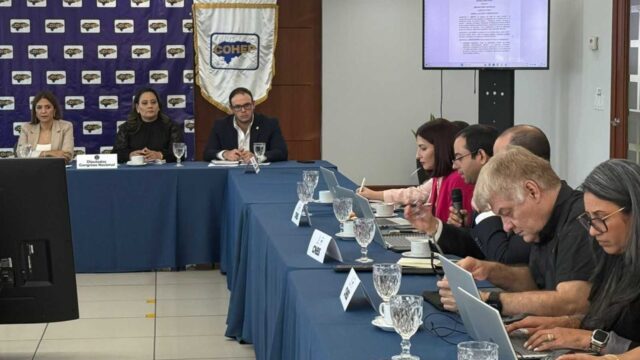Comisión legislativa revisa proyecto de ley para fortalecer transparencia y combatir lavado de activos
