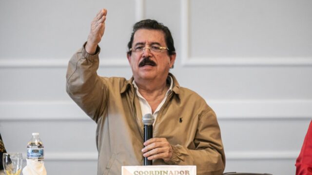 Zelaya rechaza campaña de sus opositores al acusarlo de «robarse» 20 mil millones