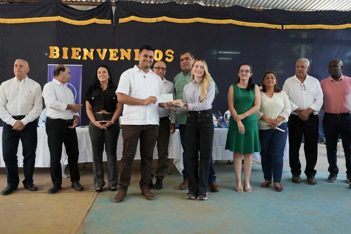 Congreso entrega 100 becas para estudiantes de excelencia académica de Santa Cruz de Yojoa