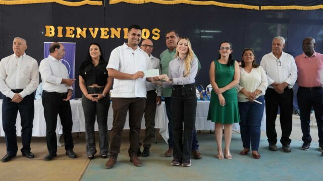 Congreso entrega 100 becas para estudiantes de excelencia académica de Santa Cruz de Yojoa