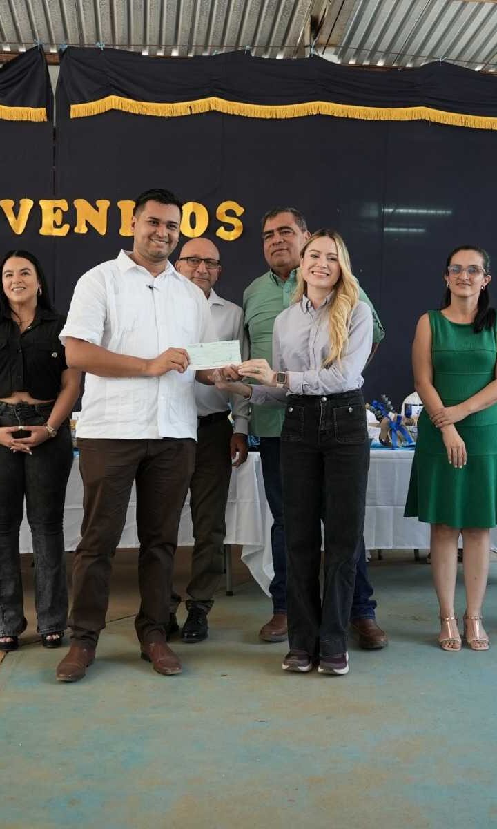 Congreso entrega 100 becas para estudiantes de excelencia académica de Santa Cruz de Yojoa