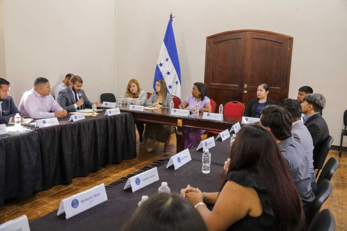 Congreso buscará solución a fiscales que aprobaron concurso y aún esperan juramentación Congreso buscará solución a fiscales que aprobaron concurso y aún esperan juramentación