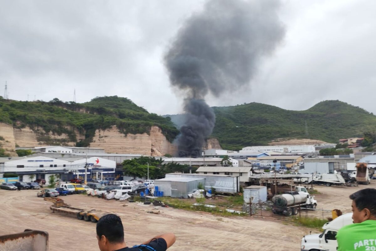 Cerro colapsa sobre bodegas en Anillo Periférico; deja dos personas atrapadas y un voraz incendio Cerro colapsa sobre bodegas en Anillo Periférico; deja dos personas atrapadas y un voraz incendio