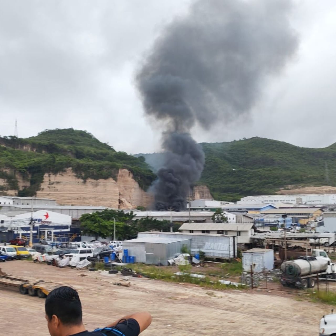 Cerro colapsa sobre bodegas en Anillo Periférico; deja dos personas atrapadas y un voraz incendio