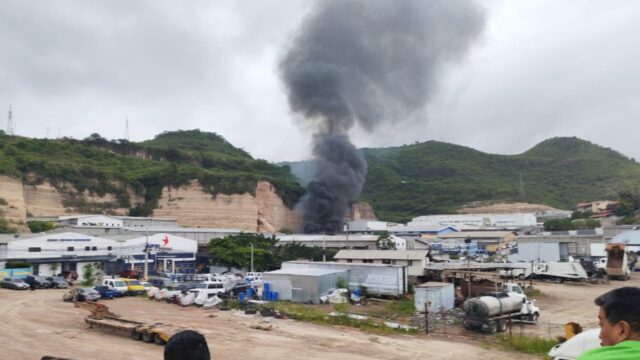 Cerro colapsa sobre bodegas en Anillo Periférico; deja dos personas atrapadas y un voraz incendio