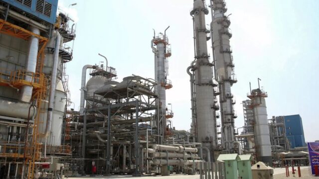 EEUU permite a Irán vender petróleo en dólares tras décadas de restricción