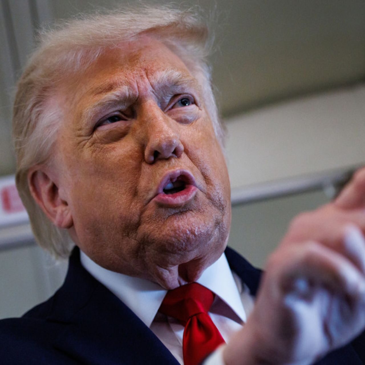Presidente Donald Trump amenaza con poner fin a las negociaciones con Irán