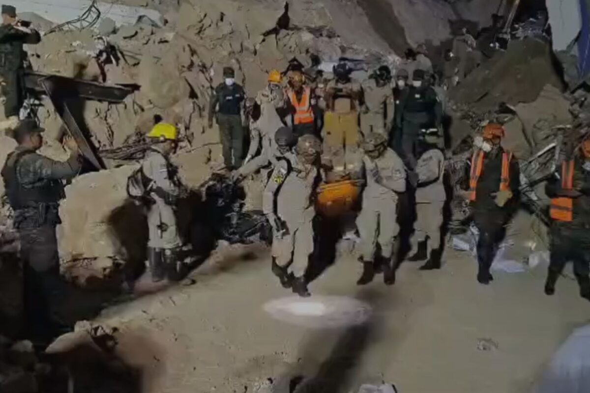 Tres fallecidos deja derrumbe de cerro sobre bodegas en el Anillo Periférico de Tegucigalpa