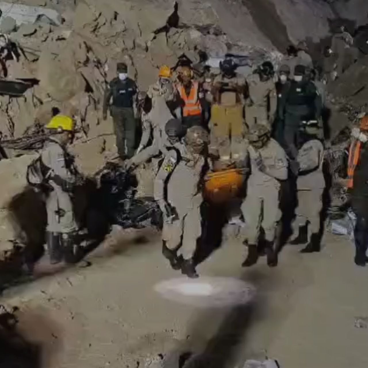Tres fallecidos deja derrumbe de cerro sobre bodegas en el Anillo Periférico de Tegucigalpa
