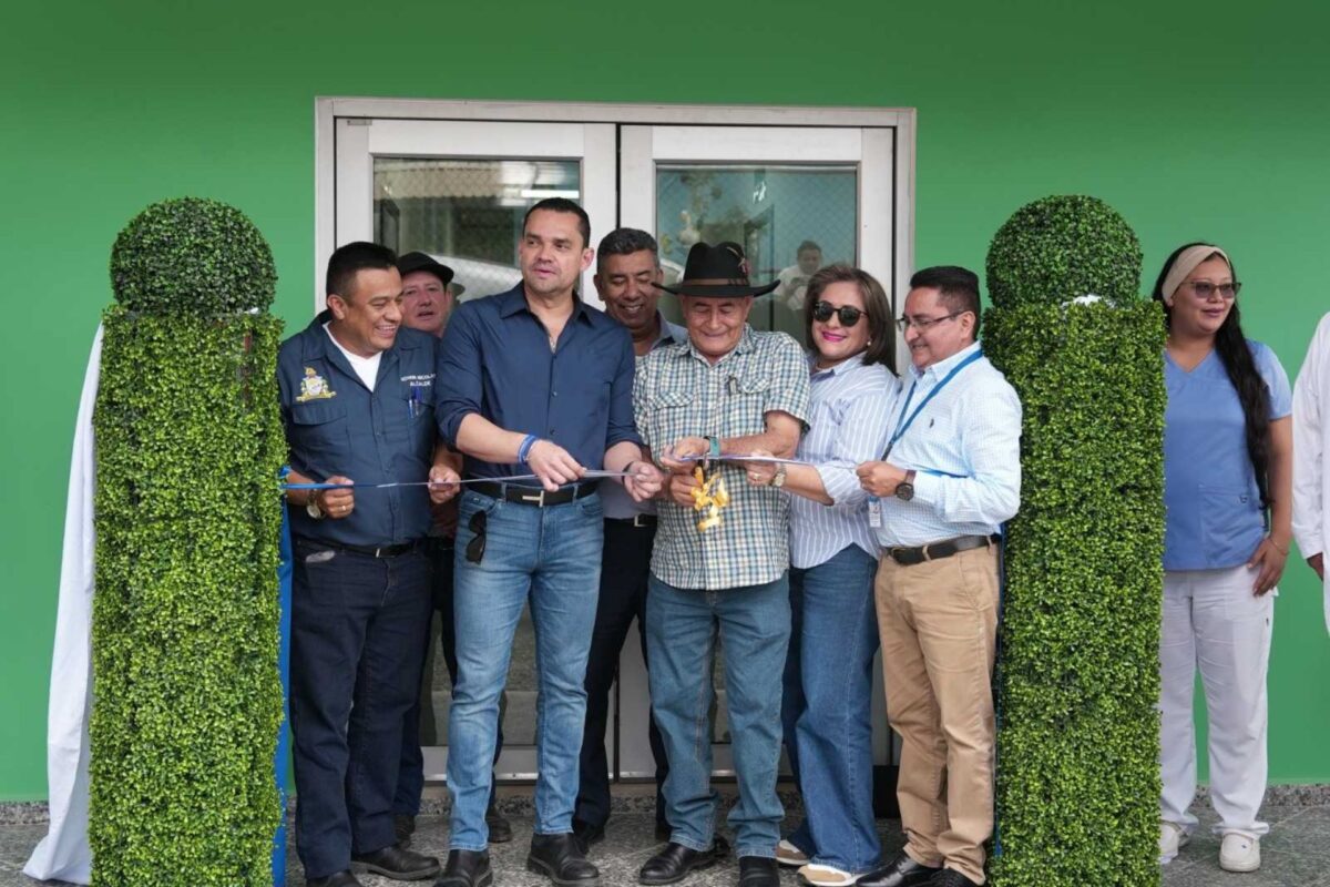 Presidente del Congreso participa en inauguración de Centro Integral de Salud en Los Planes, La Paz